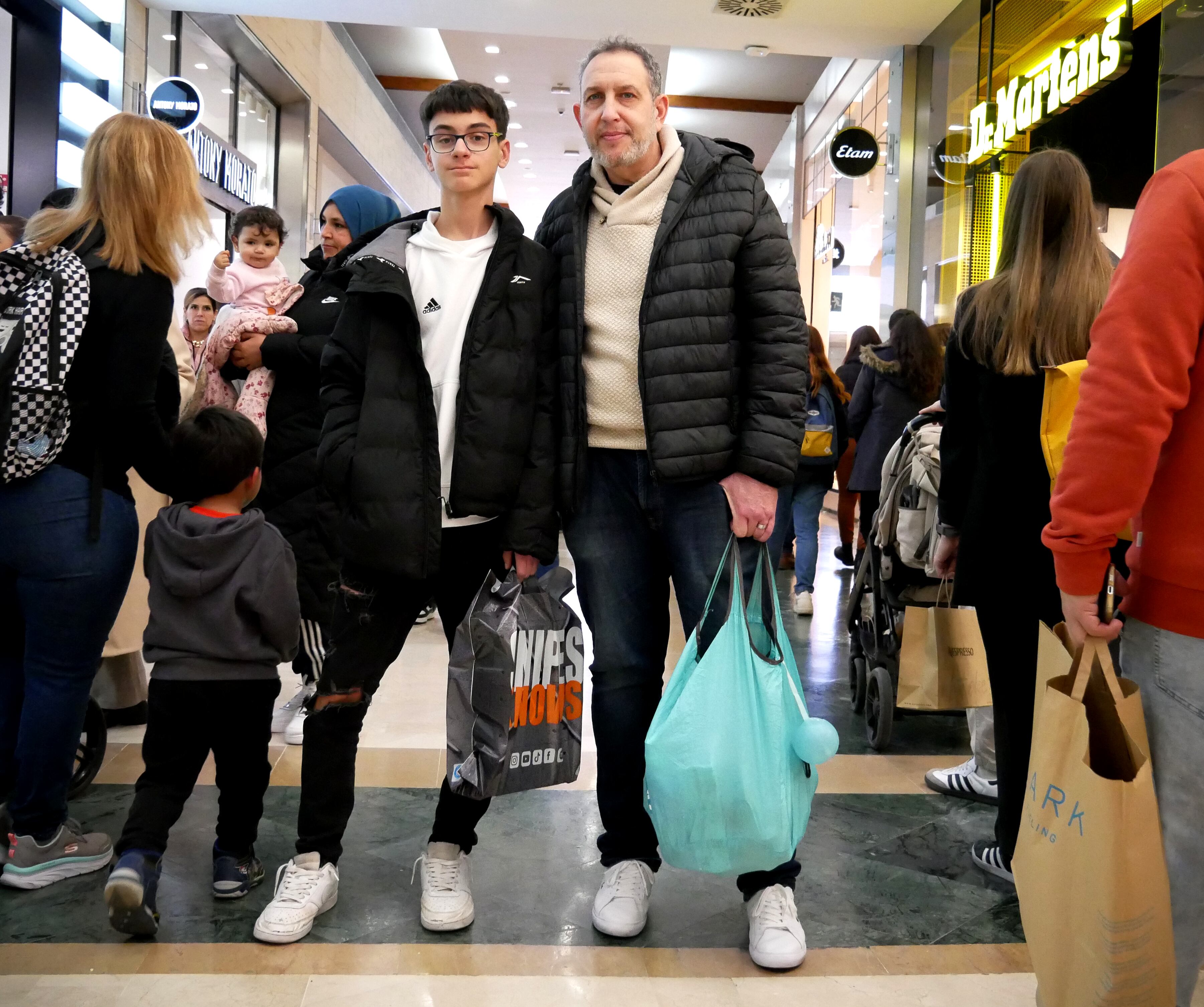 José Manuel Expósito junto a su hijo en el Westfield Parque sur en Madrid un sábado por la tarde.