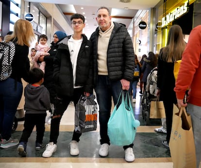 José Manuel Expósito junto a su hijo en el Westfield Parque sur en Madrid un sábado por la tarde.