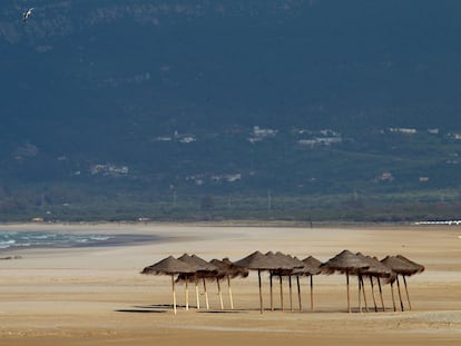 Playa de Los Lances, en Tarifa (Cádiz), este sábado de Semana Santa completamente vacía por el estado de alarma.