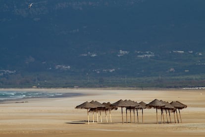 Los Lances beach in the southern province of Cádiz is deserted due to the state of alarm.
