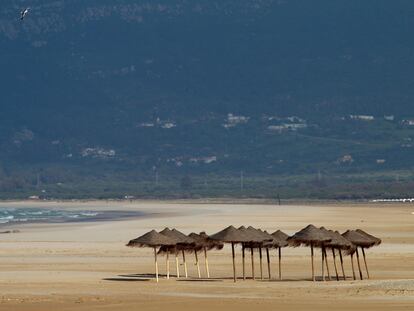 Playa de Los Lances, en Tarifa (Cádiz), este sábado de Semana Santa completamente vacía por el estado de alarma.