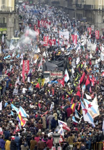 La plataforma ciudadana Nunca Máis esperaba que la marcha contra la gestión de la catástrofe del <I>Prestige</I> en Madrid fuera multitudinaria. Y así ha sido. Desde primera hora de la mañana, decenas de miles de personas se han concentrado en el Paseo del Prado, donde esperaban a que arrancara la cabeza de la manifestación que, debido a la espectacular afluencia de manifestantes, se ha tenido que trasladar de la glorieta de Atocha a la plaza de Neptuno.