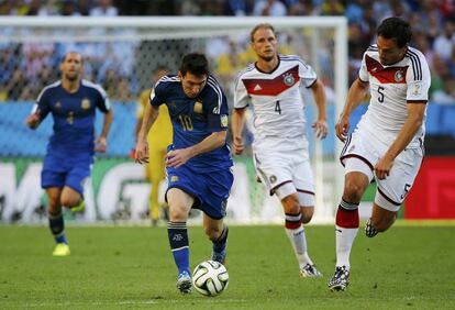 Mats Hummels de Alemania lucha por el balón con Messi.