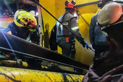 Desde la noche del martes, socorristas de la Agencia Nacional de Minería, bomberos, personal de la Cruz Roja y voluntarios de Defensa Civil trabajan en el rescate de los obreros atrapados. En la imagen, integrantes de una cuadrilla de bomberos a su llegada a la mina de Sutatausa.