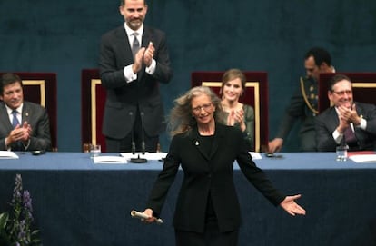 La fotógrafa estadounidense Annie Leibovitz, tras recoger de manos de don Felipe el Premio Príncipe de Asturias de Comunicación y Humanidades 2013.