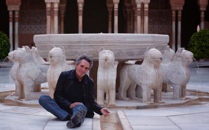 La Universidad de Granada le ha concedido al rockero Miguel Ríos el título de doctor 'honoris causa'. En la imagen, el cantante, en el Patio de los Leones de la Alhambra granadina.