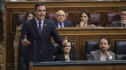 Pedro Sanchez, junto a Carmen Calvo y Pablo Iglesias, durante una intervención en el Congreso de los Diputados.