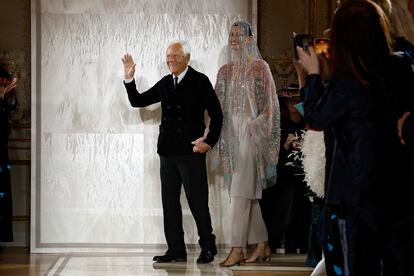Giorgio Armani, de 90 años, salió a saludar al público al final del desfile de su línea de alta costura, Armani Privé.