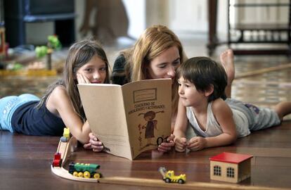 Hilke Sievers, flanqueada por sus hijos Hannah y Noah.