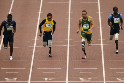 Jerome Singleton, Alan Fonteles Oliveira, Oscar Pistorius y Blake Leeper durante la carrera