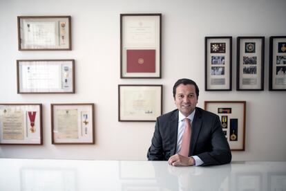 David Luna retratado en su oficina en Bogotá, el 4 de agosto de 2022.