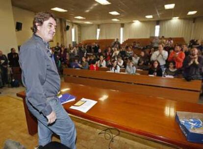 El poeta y profesor Luis García Montero fue recibido ayer con aplausos en su clase en la Universidad de Granada.