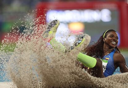 La atleta colombiana Caterine Ibarguen realiza su triple salto.