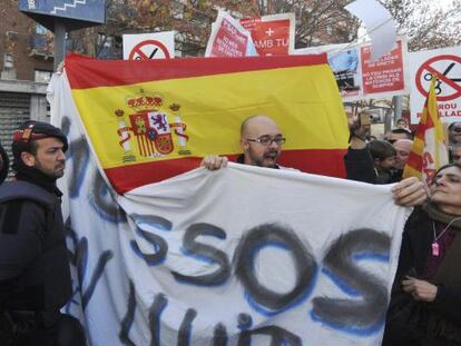 Un grupo de mossos protestan contra los recortes salariales en el exterior de la Casa de Cultura de Lloret de Mar.