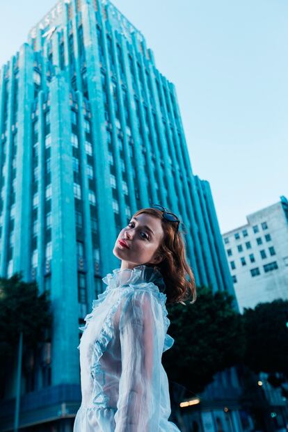 La cantante, ante el mítico edificio Eastern del Downtown angelino. "Nunca quise ser artista", nos cuenta de sus recuerdos de infancia. No tenía pósters de ídolos. Y la primera canción que recuerda tener ganas de cantar es 'It’s my party', de Lesley Gore. El vestido es de Clean by Kling y las gafas son el modelo Gatsby de Ray-Ban.