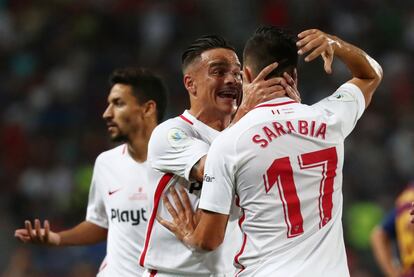 Pablo Sarabia de Sevilla celebra el gol del Sevilla con sus compañeros de equipo.