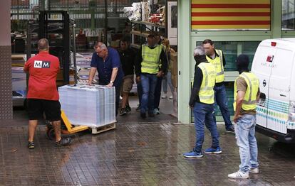 Agentes de la Guardia Civil durante la incautación de 100.000 carteles de publicidad del referéndum del 1-O en una nave industrial de la empresa Marc Martí.