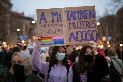 Dos jóvenes sujetan una pancarta, durante la manifestación de esta tarde de Barcelona.