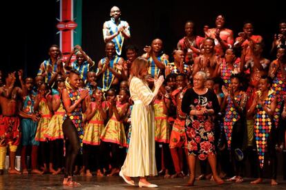 La primera dama de Estados Unidos y la primera dama de Kenia, Margaret Kenyatta, saludan a los bailarines que han actuado durante su visita al Teatro Nacional, en Nairobi, el 5 de octubre del 2018. Para la ocasión ha llevado un vestido holgado de rayas y zapatos blancos de tacón bajo.