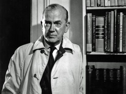 El escritor británico Graham Greene, fotografiado en mayo de 1964 por Karsh of Ottawa.