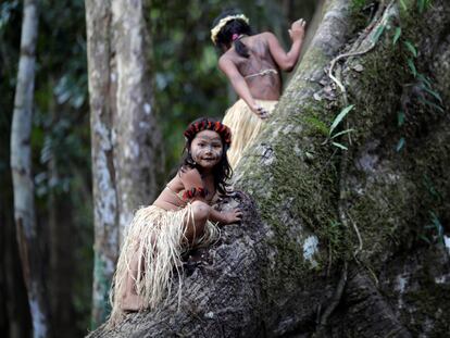 Una niña de la tribu Shanenawa en el estado Acre (Brazil).