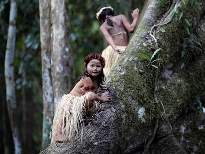 Una niña de la tribu Shanenawa en el estado Acre (Brazil).