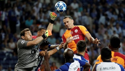 Iker Casillas en un partido contra el Galatasaray SK, en Oporto.