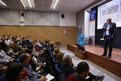 Juan Roig, impartiendo la clase en Edem, este viernes.