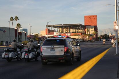 Policías acordonaron el edificio en el que sucedió el tiroteo.