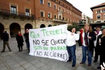 Trabajadores del Parador Nacional de Teruel sostienen una pancarta durante la sonora pitada que llevaron a cabo ayer a las puertas de la Subdelegación del Gobierno de Aragón en Teruel, en protesta por el cierre del alojamiento.