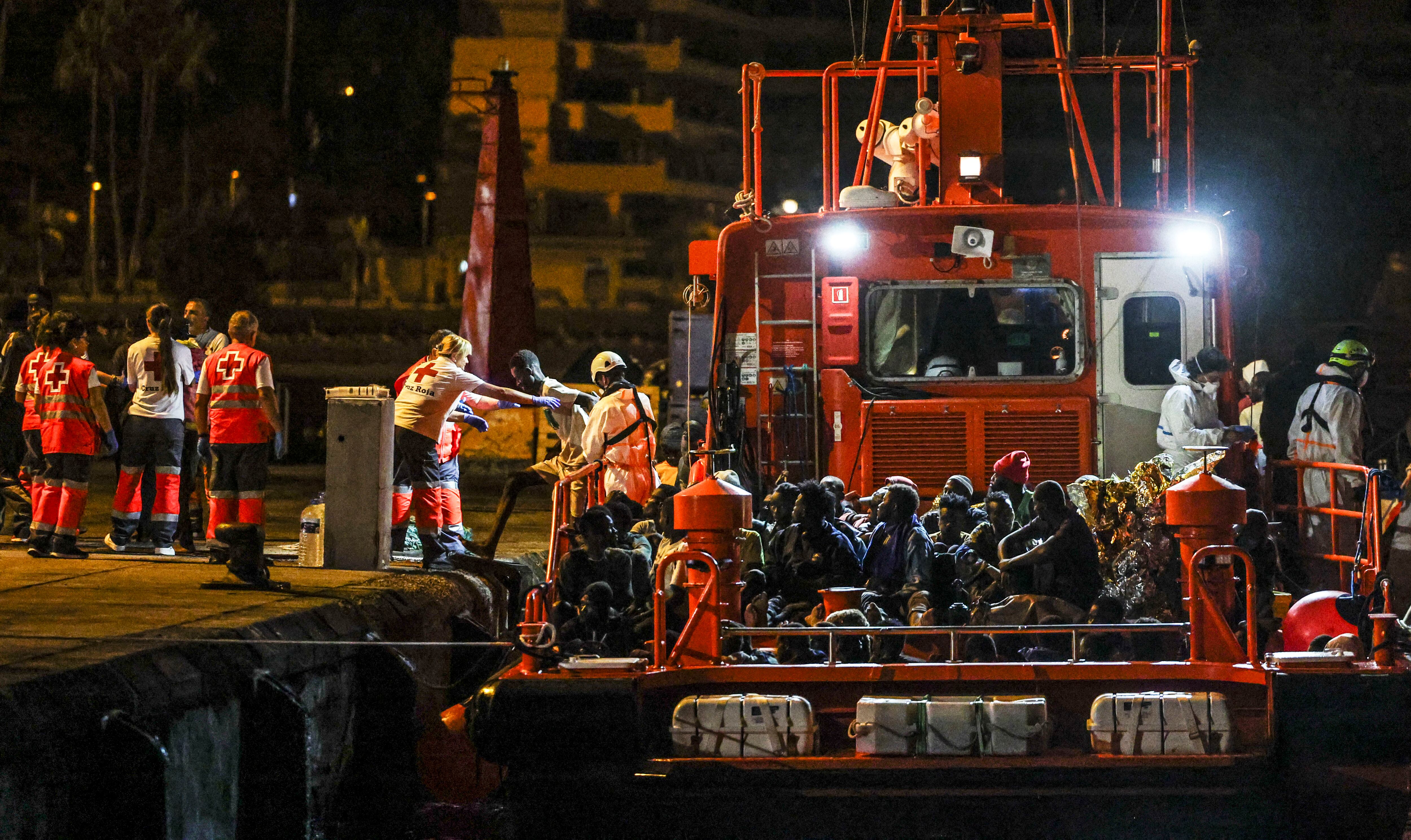 Llegada de 100 migrantes al puerto de Los Cristianos en Tenerife (Canarias), el pasado 11 de noviembre.