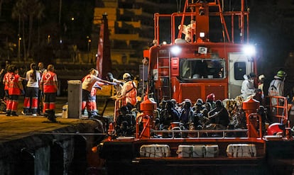 Llegada de 100 migrantes al puerto de Los Cristianos en Tenerife (Canarias), el pasado 11 de noviembre.