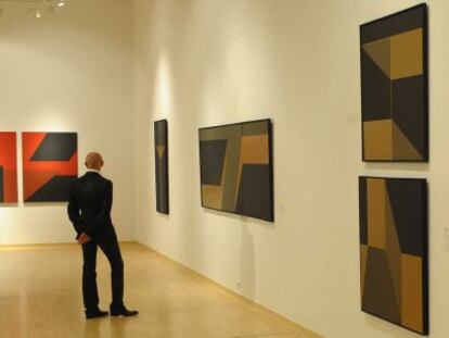 Un visitante de la exposición de obras de Pepa Caballero en el Museo del Patrimonio