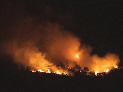 Incendio declarado el miércoles en el término de Quesada, en Jaén, visto desde el pueblo de Belerda.