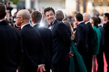Benicio Del Toro junto a sus compañeros de 'La trama fenicia' el domingo en Cannes.