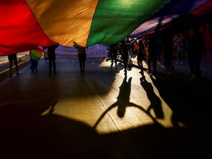 Personas en una marcha LGBT+ en Ciudad Juárez (México), el 18 de junio.