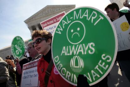 Un grupo de manifestantes clama contra WalMart, ayer ante el Tribunal Supremo en Washington.