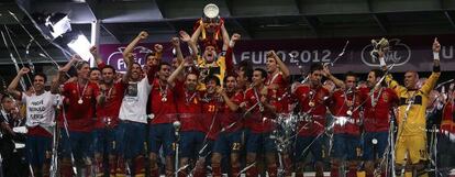 Los jugadores de la selecci&oacute;n espa&ntilde;ola, en el momento de levantar la copa.