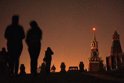 La Plaza Roja de Moscú con su iluminación apagada.