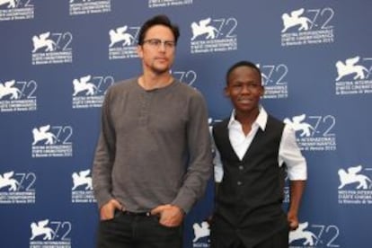 Cary Fukunaga e o ator Abraham Attah, diretor e intérprete de 'Beasts of No Nation', posam para os fotógrafos em Veneza.