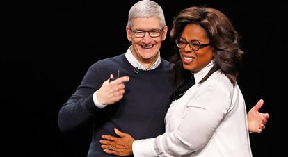 Tim Cook, CEO de Apple, con Oprah Winfrey.