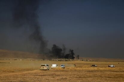 Un convoy peshmerga avanza hacia la frontera en Khazer, a unos 30 kilómetros al oeste de Mosul.