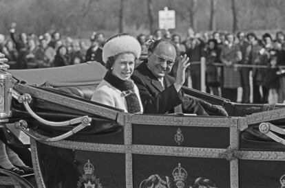 Luis Echeverría con la reina Isabel II durante una visita a Londres el 3 de abril de 1973.