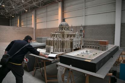 Un operario delante de la maqueta de la catedral de La Almudena.