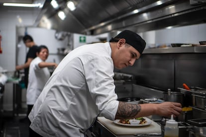 Un cocinero da los últimos toques a un platillo.