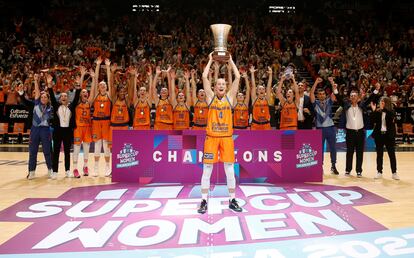 Las jugadoras del Valencia Basket celebran la entrega del trofeo.