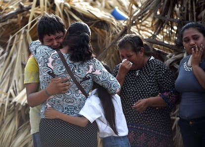 Habitantes de Juchitán, Oaxaca, en duelo durante el funeral de una de las víctimas del sismo, Casimiro Rey, de 85 años. 