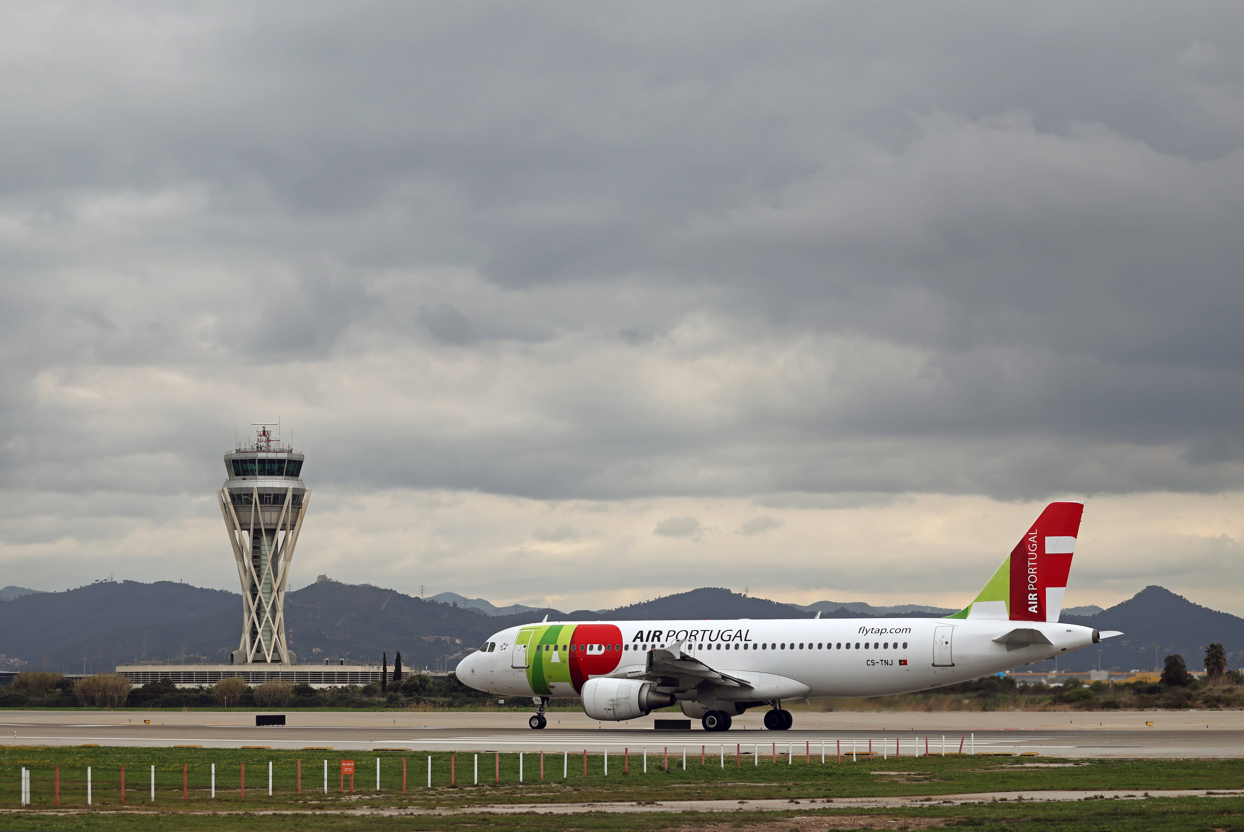Airbus A320-214 de TAP Air Portugal, en el aeropuerto de Barcelona.