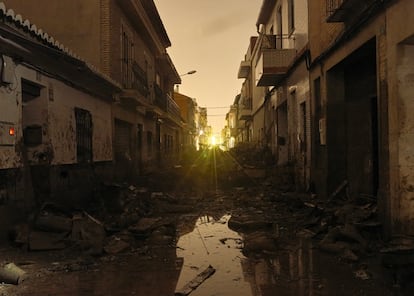 Toneladas de enseres procedentes de viviendas y negocios se amontonaron en las calles de Paiporta los días posteriores a la inundación. Esta imagen fue tomada el 5 de noviembre.