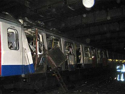 Uno de los trenes del metro atacados por los terroristas aparece detenido en la vía entre las estaciones de Liverpool Street y Aldgate.